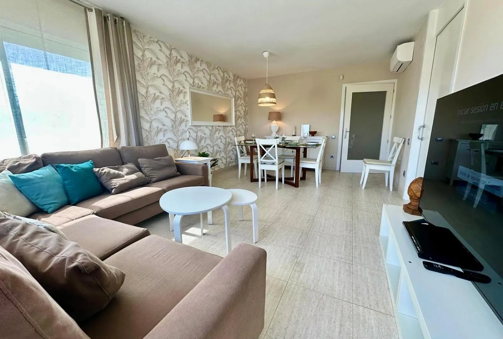 A 600 Metros De La Playa Con Piscina, Ideal Para Familias contacts